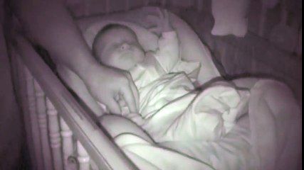 La réaction hilarante de ce bébé quand son père lui baisse le bras va certainement vous faire exploser de rire