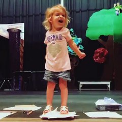 Une petite fille récite l'alphabet en chantant comme une diva