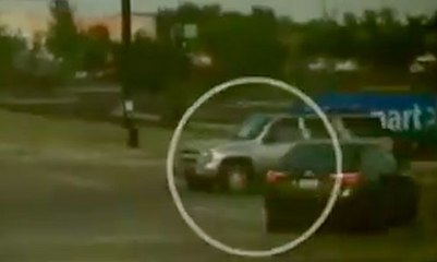 Une voiture grille feu et se fait percuter par un bus !