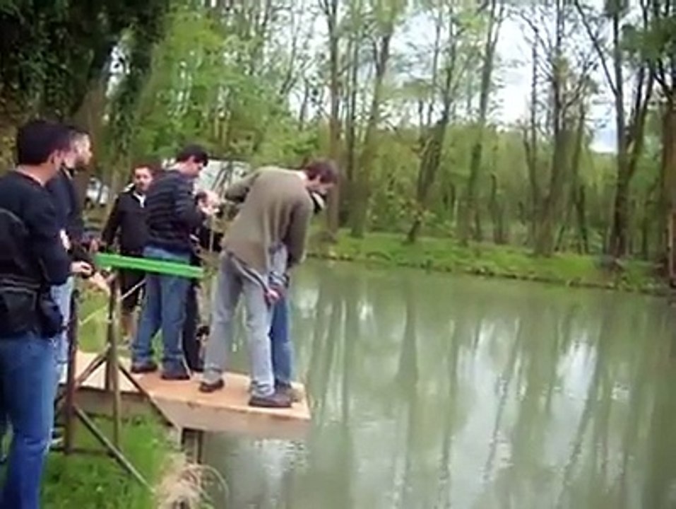 Pour son enterrement de vie de garçon, ses amis lui offrent un "faux" saut à l'élastique