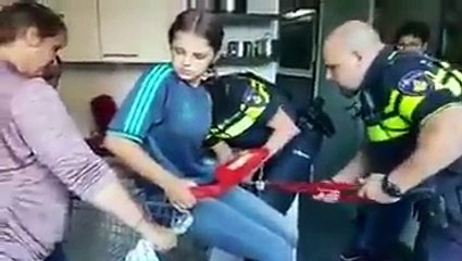 Coincée dans un chariot de supermarché, une jeune femme est obligée d'appeler les pompiers