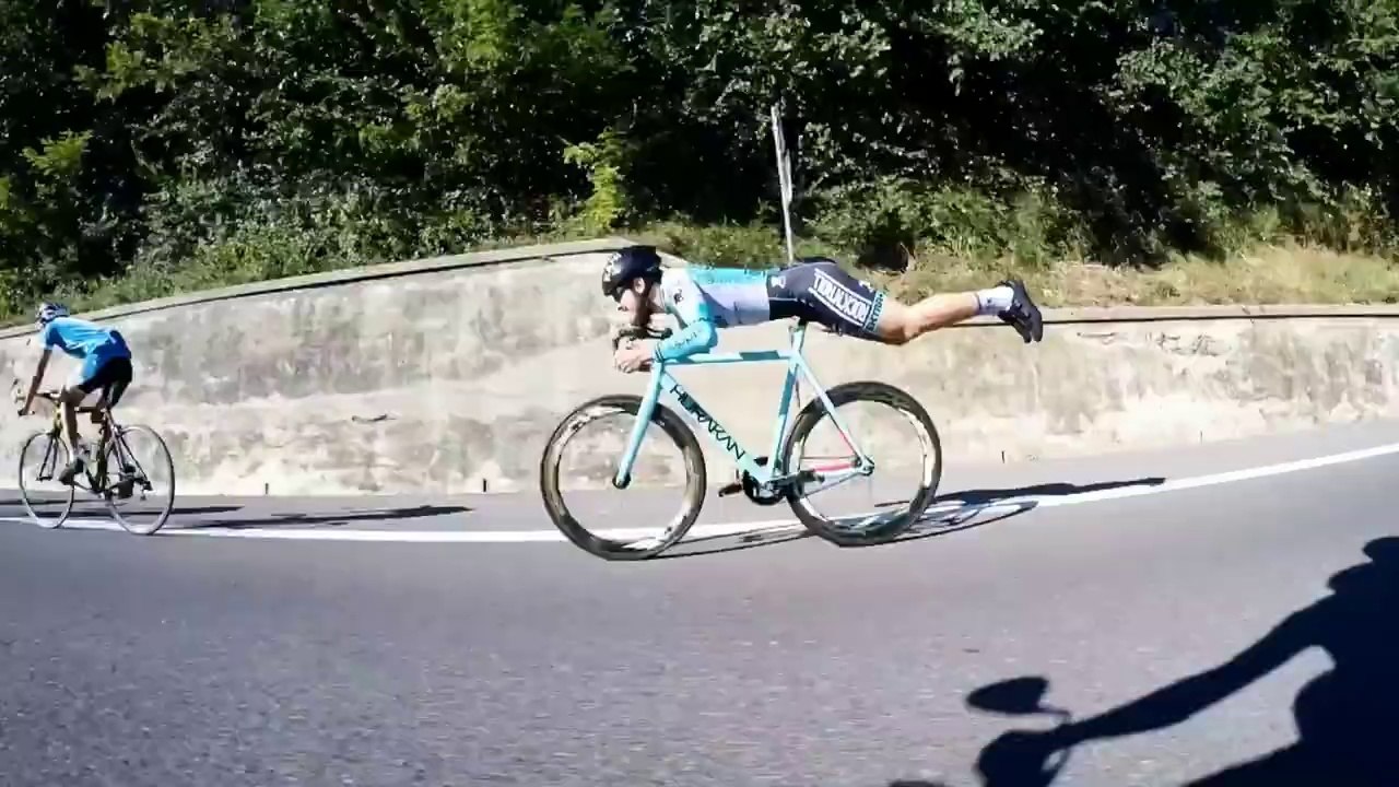 il se met en position Superman sur son vélo pour battre ses adversaires!!!!