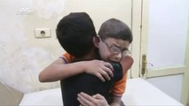 Moment très touchant triste, deux frères pleure la mort de leur petits frère