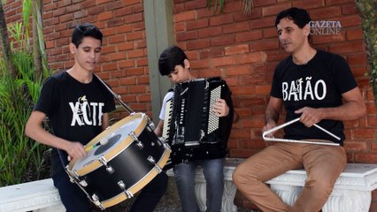 Menino de 13 anos impressiona tocando sanfona