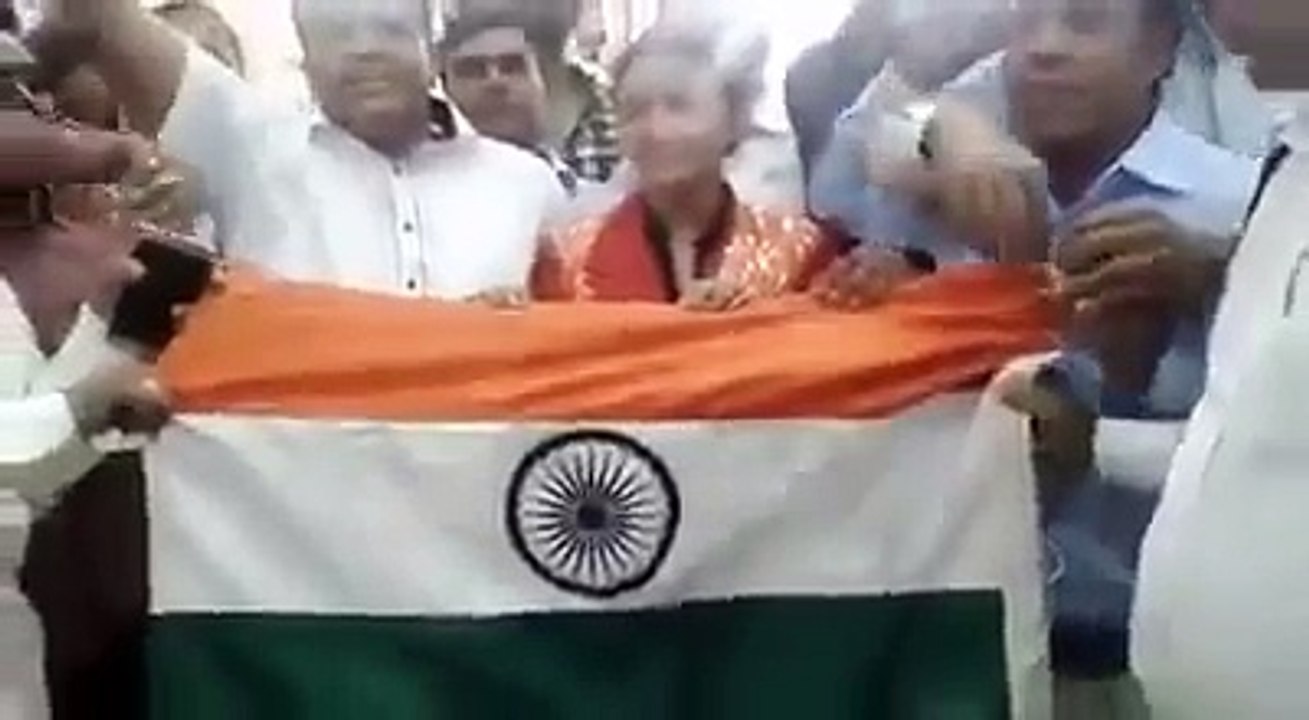 100 indian 1 kashmiri mujahed..
