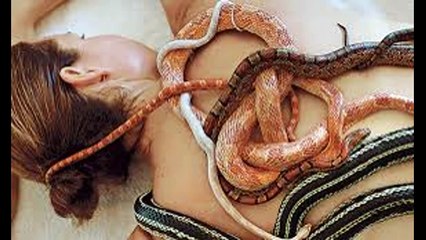 Girls messaj by snakes...Very amazing