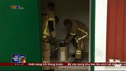 Nhặt điện thoại bị rơi, chàng trai bị kẹt trong bồn cầu 1 giờ đồng hồ.