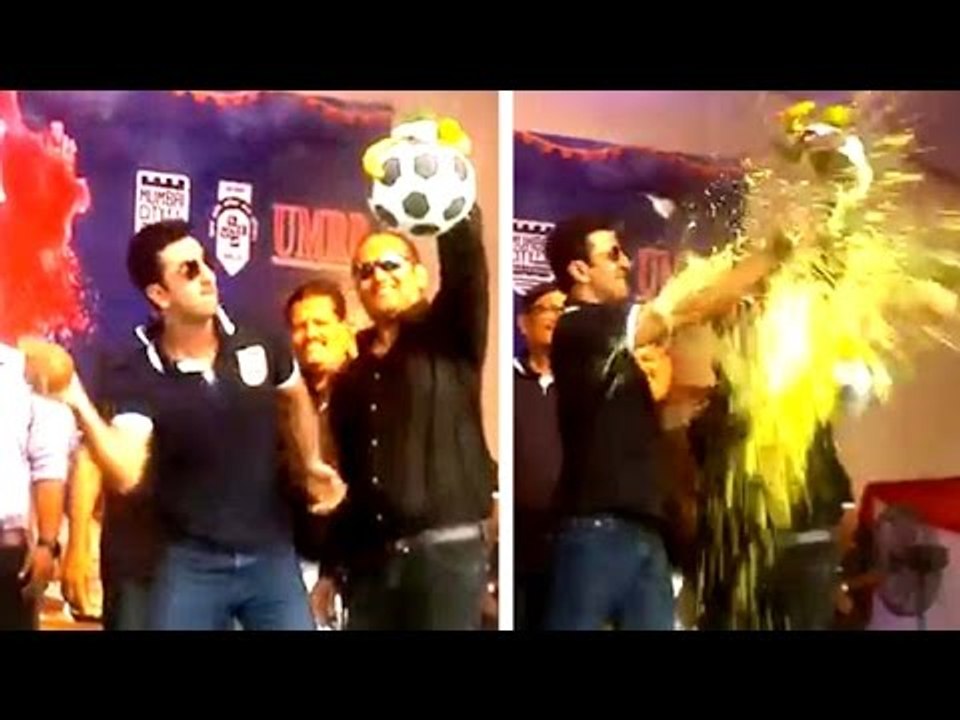 Ranbir Kapoor Breaking Dahi Handi On Janmashtami 2016