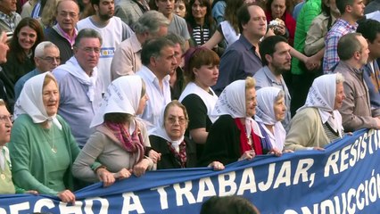 Multidão protesta contra desemprego em Buenos Aires