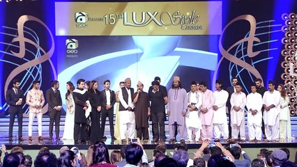 Son pays tearful tribute to Amjad Sabri in 15th Lux Style Awards 2016