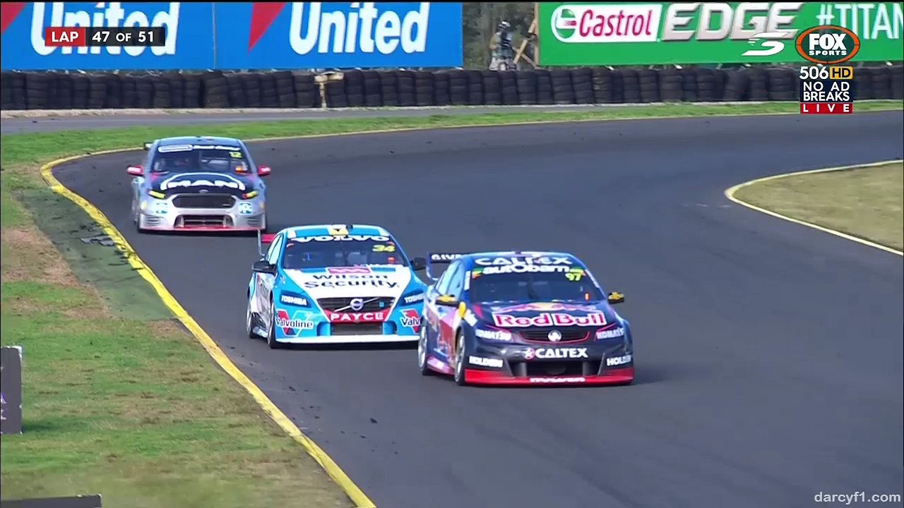 Eastern Creek 2016 - Moffat spins Van Gisbergen