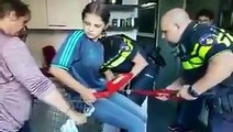Une femme coincée dans un chariot de supermarché obligée d appeler les pompiers