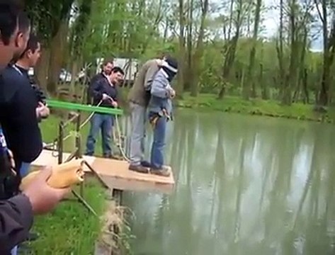 Saut à l'élastique pour son enterrement de vie de garçon... Enfin presque