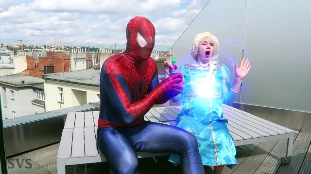 Is Frozen Elsa Kissing Batman w Spiderman & Pink Spidergirl Mermaid, Joker & Maleficent Superhero