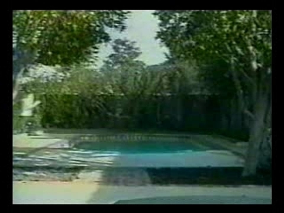 Salto in piscina