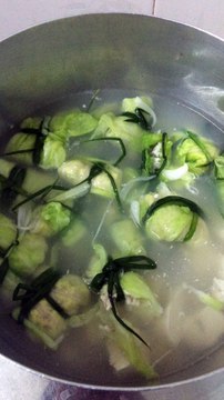 món ăn lạ bắp cải cuộn thịt và tàu hủ nấu canh