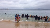 Une trentaine de personnes se sont baignées, habillées