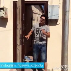 Qiza ozunu gosteren oglan