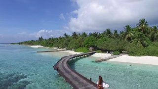 Une surfeuse sexy et la beauté des Maldives que demander de plus.