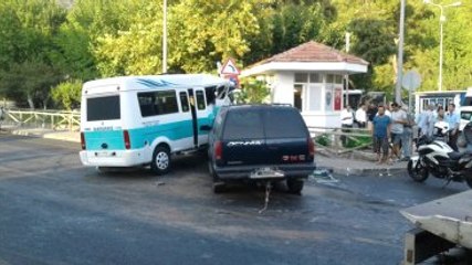 Mucizenin Videosu! Minibüsün Altında Kalmaktan Son Anda Kurtuldu