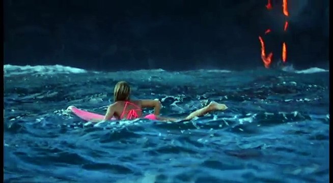 Elle surfe face à un volcan en éruption à Hawaï !