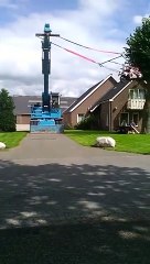 Il construit une balançoire pour faire de la moto