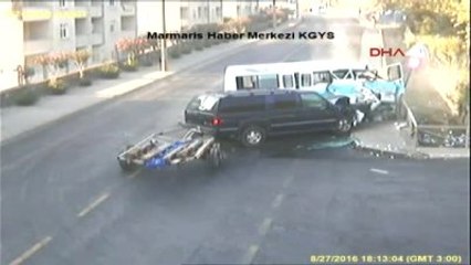 Marmaris'te Kazada Kaldırımda Bekleyen Adam Ölümden Ucuz Kurtuldu