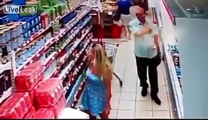 Markette Etek Altı Fotoğraf Çeken Yaşlı Adam