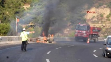 İzmir Seyir Halindeki Otomobil Yanarak Kül Oldu