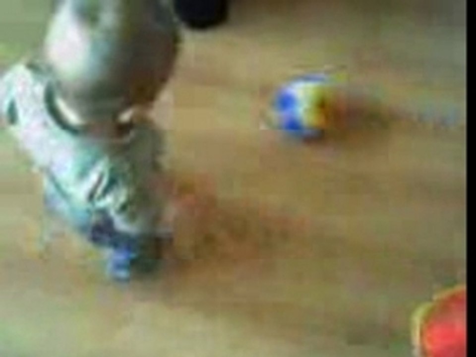 01-08-07 kylian joue au foot