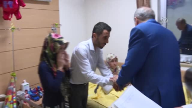 Cumhurbaşkanı Erdoğan, Terör Saldırısında Yaralananları Ziyaret Etti (2)