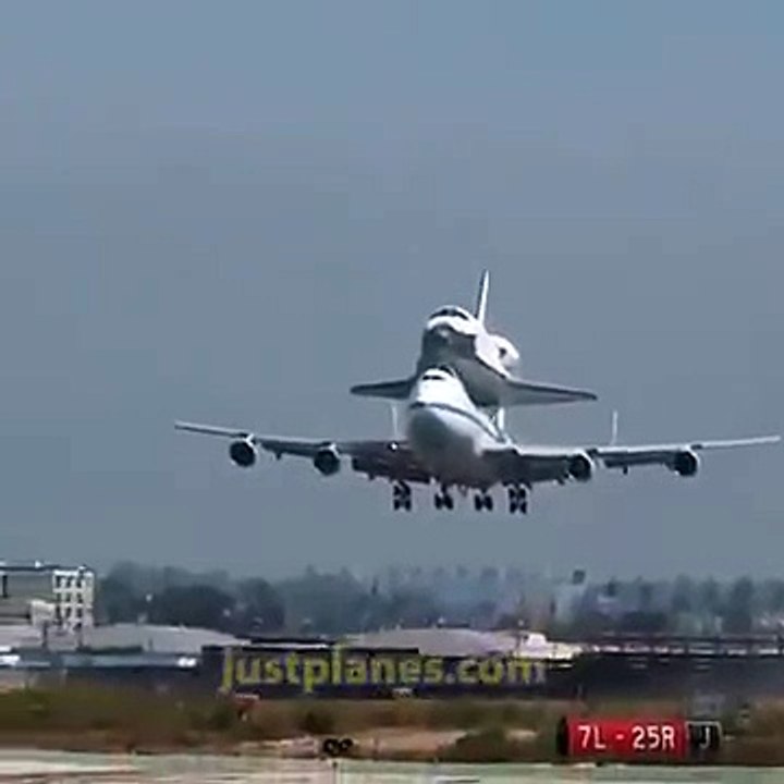 amazing landing plane carrying space shuttle 2016