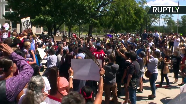 Hollywood Stars Join Standing Rock Sioux Members to Protest North Dakota Pipeline