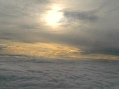 Vu d'avion au dessus des nuages de paris