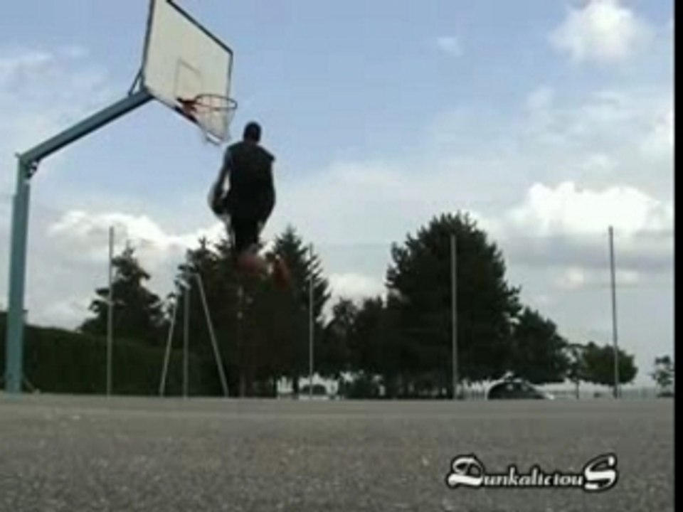 Dunkalicious - Yann between 2 worlds