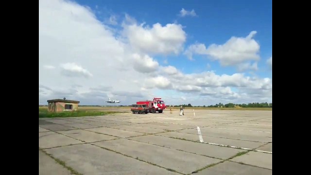Проход на сверхнизкой высоте штурмовика Су-25 над Луцким военным аэродромом