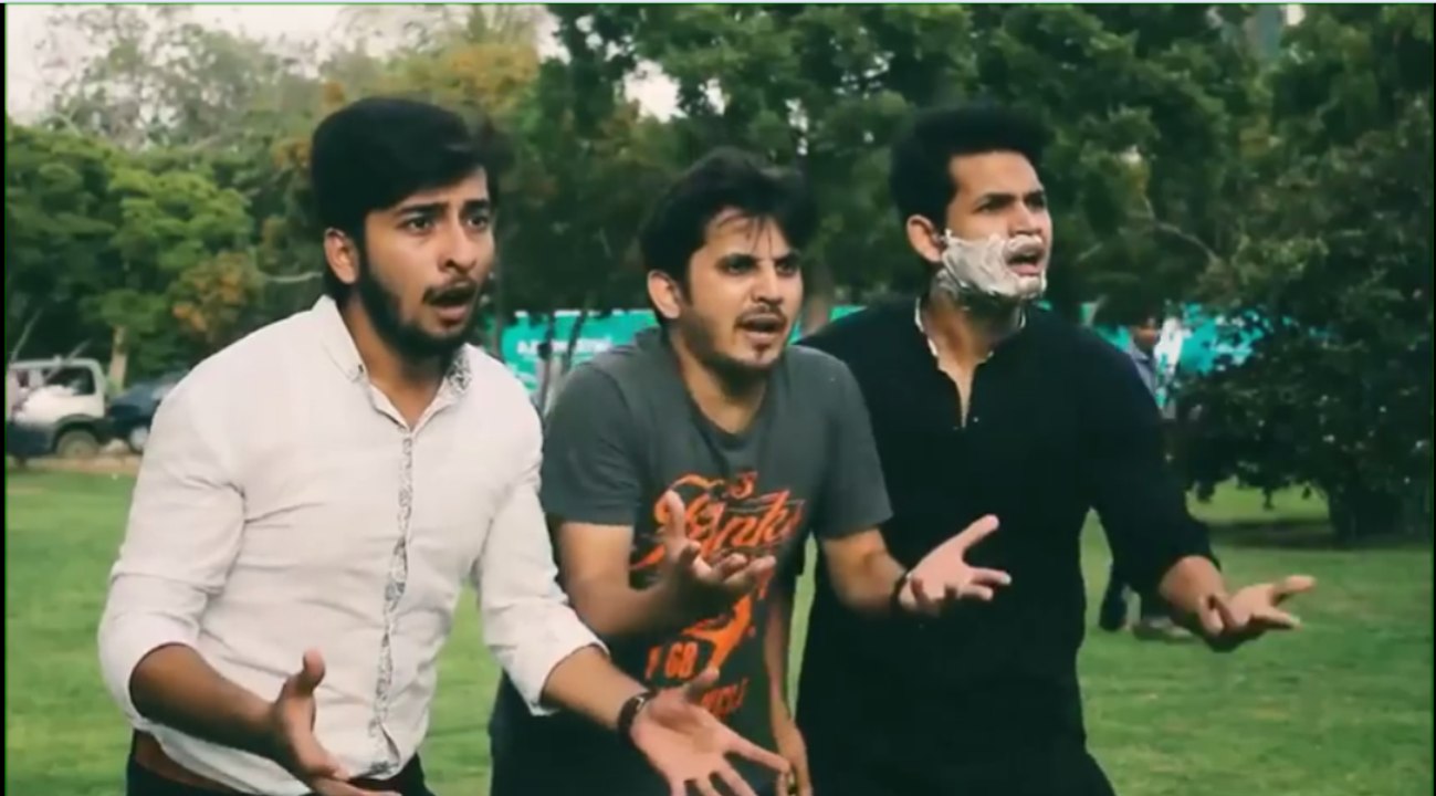 Good News - Friends in Park Listion to News - Funny Video -