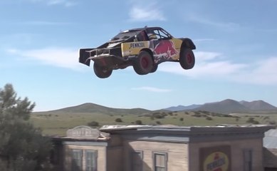 Récord: Bryce Menzies salta más de 115 metros en su camioneta