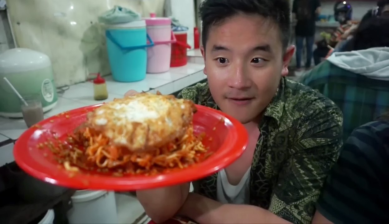Il mange les nouilles les plus épicées du monde (Indomie Abang Adek)