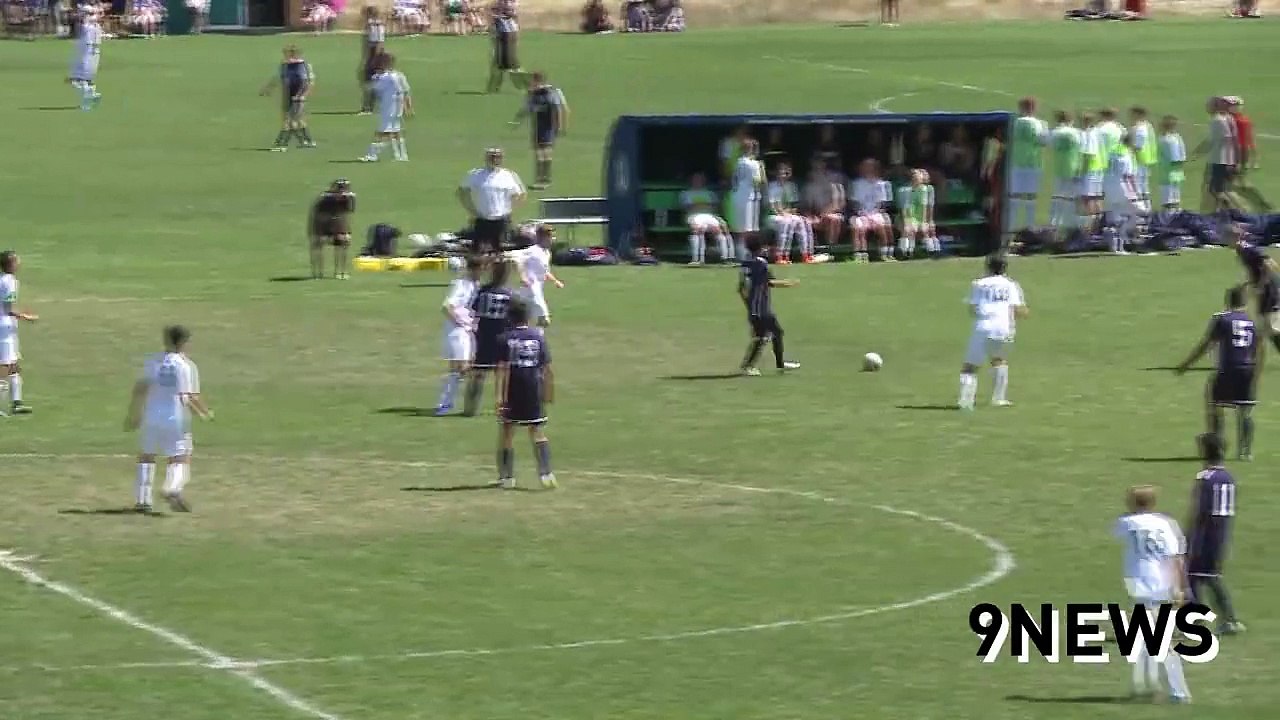 But incroyable en football : salto avant au dessus du gardien