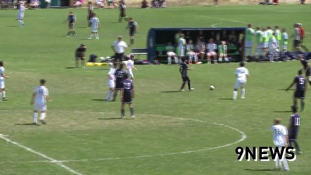 But incroyable en football : salto avant au dessus du gardien