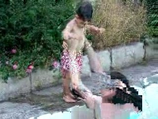 thomas saute dans la piscine