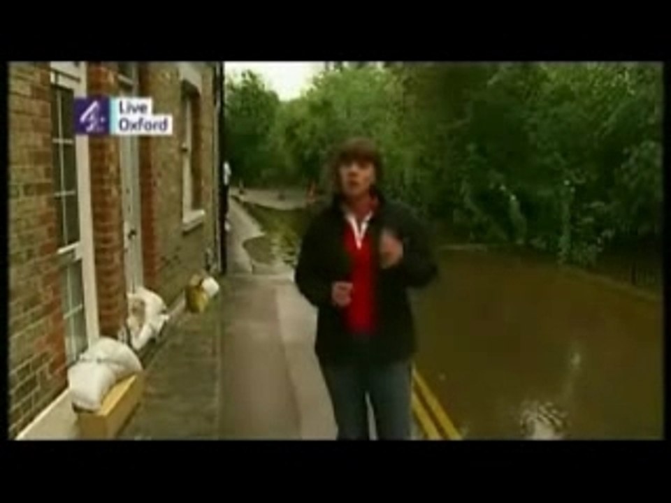 Journaliste anglaise impassible