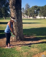 Une nana qui joue au golf
