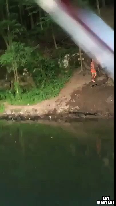 Un homme fou s'incruste sur un bateau