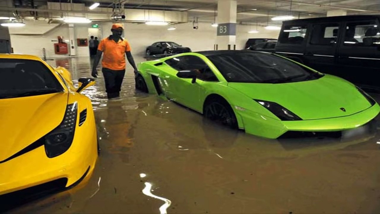 Coches abandonados en Dubai , haciendo de las calles un cementerio automotriz