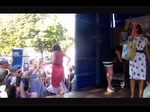 Te lever le matin avec la voix de Dark Vador parce que tu as supporter ta copine quand elle défilé ça c'est fait....quand on regarde la vid