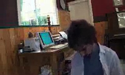 Le pire colocataire qui soit ! En une blague, il réussit à endommager une vitre, une imprimante et un lampadaire