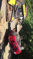 Un père de famille utilise un chargeur sur chenilles pour détruire la voiture de son fils. La raison...