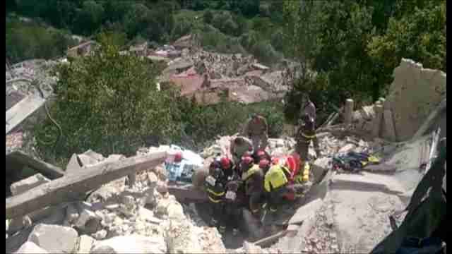 Recuperan el cadáver de una mujer y buscan a diez desaparecidos en Amatrice